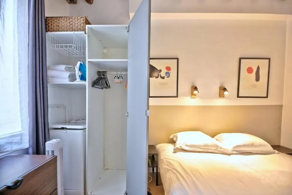 1 Bedroom Apt Only 15 Min Walk To The Louvre Paris Apartment