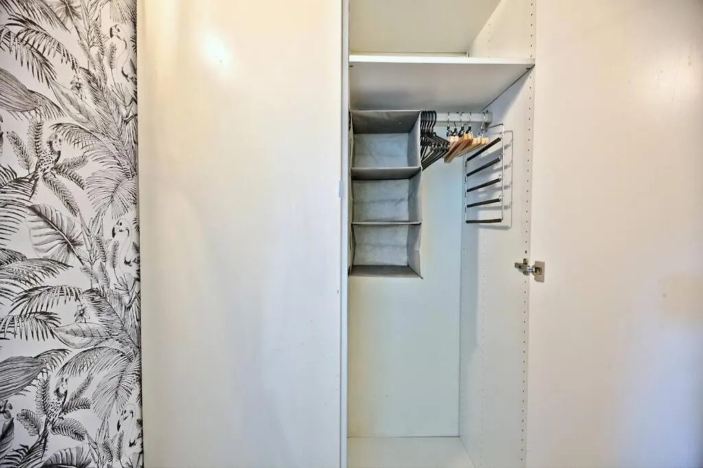 1 Bedroom Apt Only 15 Min Walk To The Louvre Paris Apartment