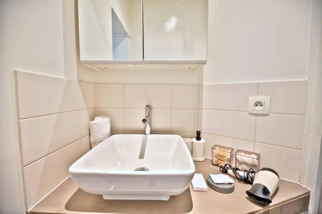 1 Bedroom Apt Only 15 Min Walk To The Louvre Paris France