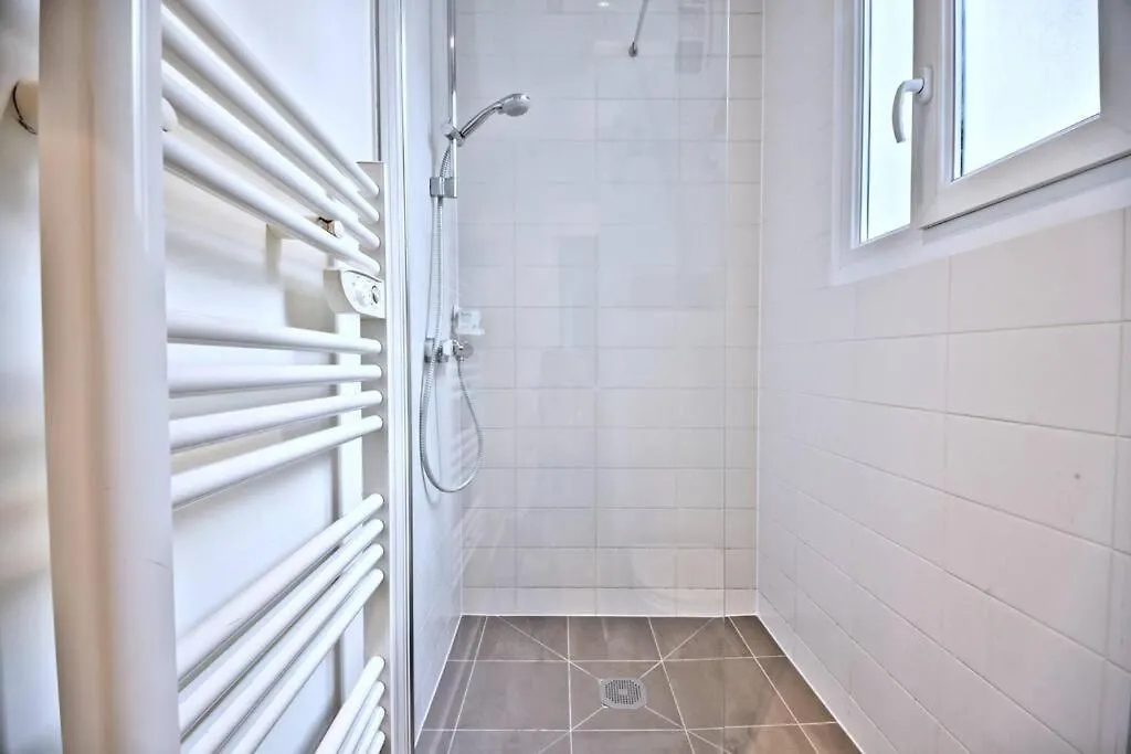 Apartment 1 Bedroom Apt Only 15 Min Walk To The Louvre Paris